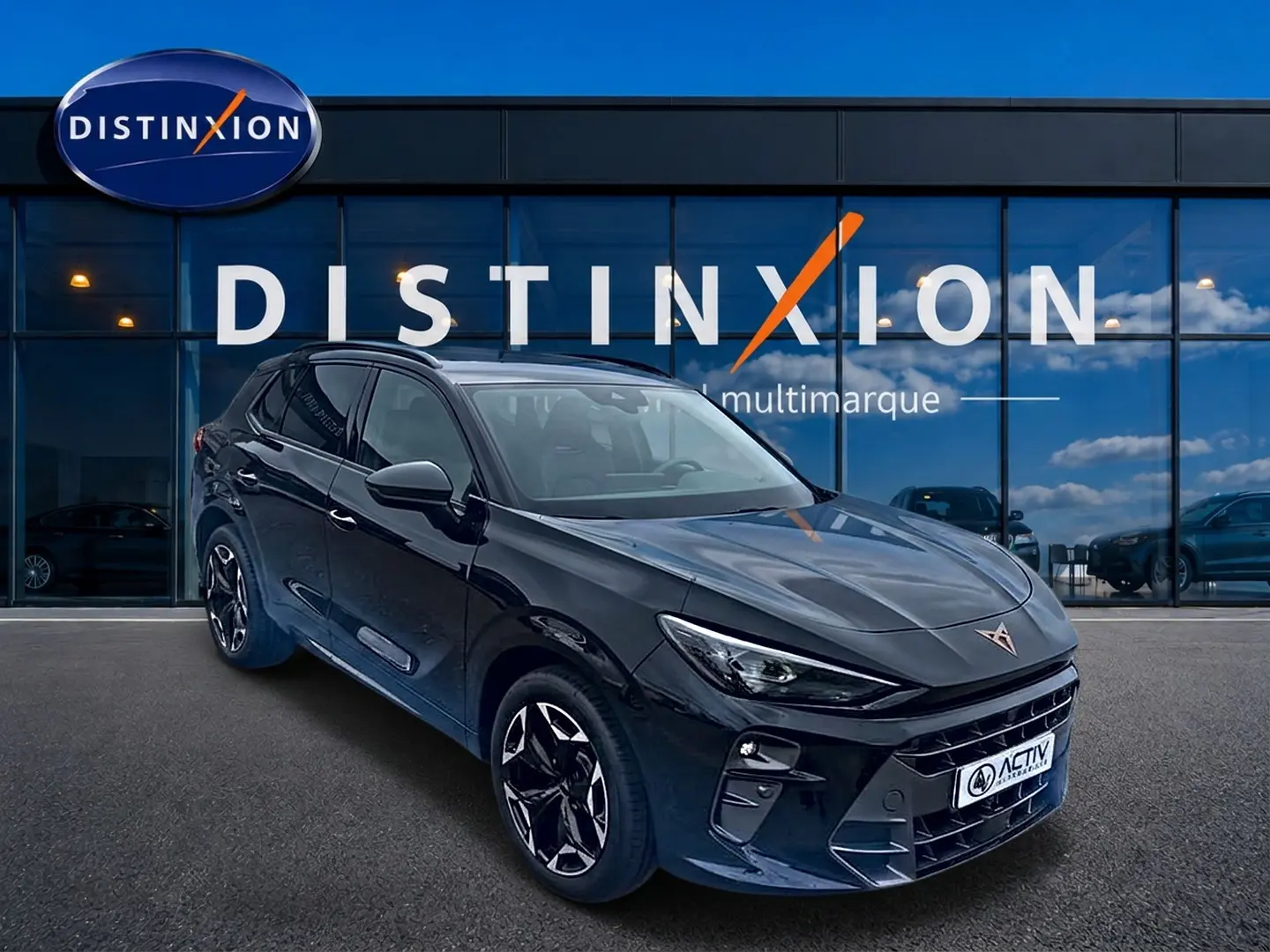Vue 3/4 avant d'un CUPRA Terramar noir brillant avec jantes alu noires et calandre marquée, devant une vitrine Distinxion.