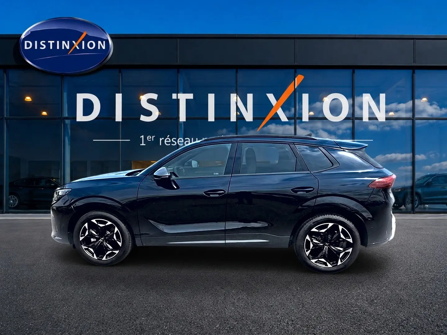 Profil droit d’un SUV CUPRA Terramar noir 2026 avec jantes alu noires et toit ouvrant, devant une vitrine Distinxion.