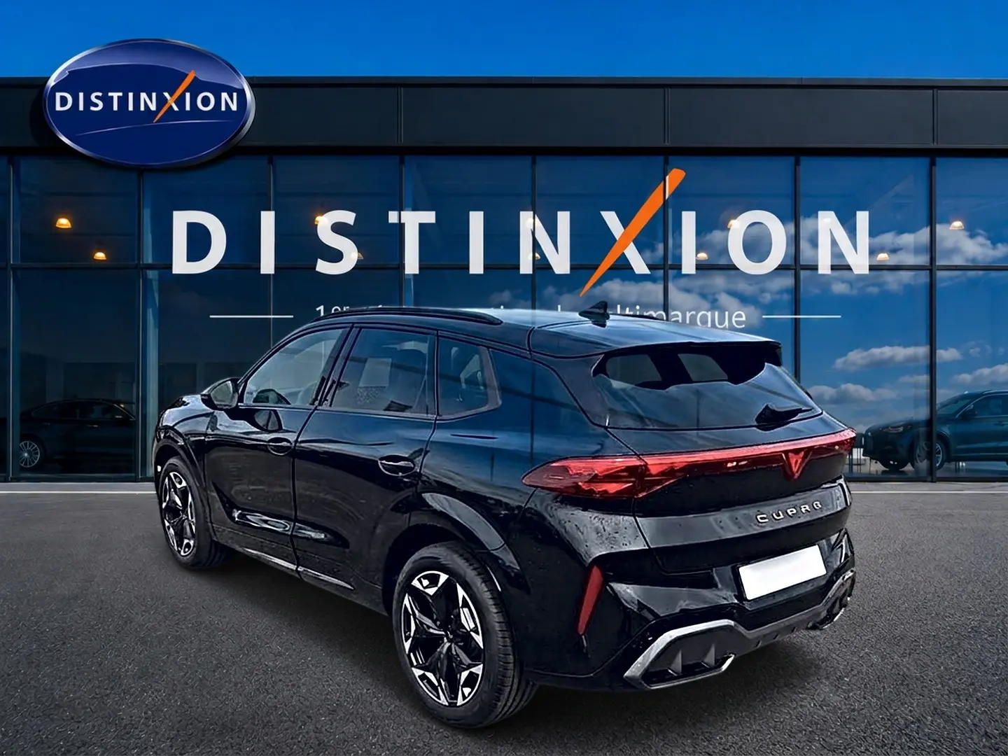 Vue 3/4 arrière droite du SUV CUPRA Terramar noir brillant, avec feux arrière LED et jantes alu 19 pouces.
