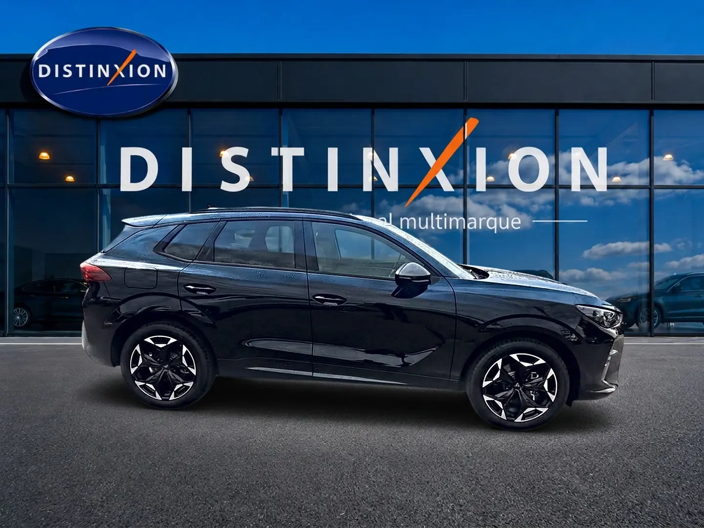 Vue latérale droite d'un SUV CUPRA TERRAMAR noir 2026 avec jantes alu noires et toit noir brillant.