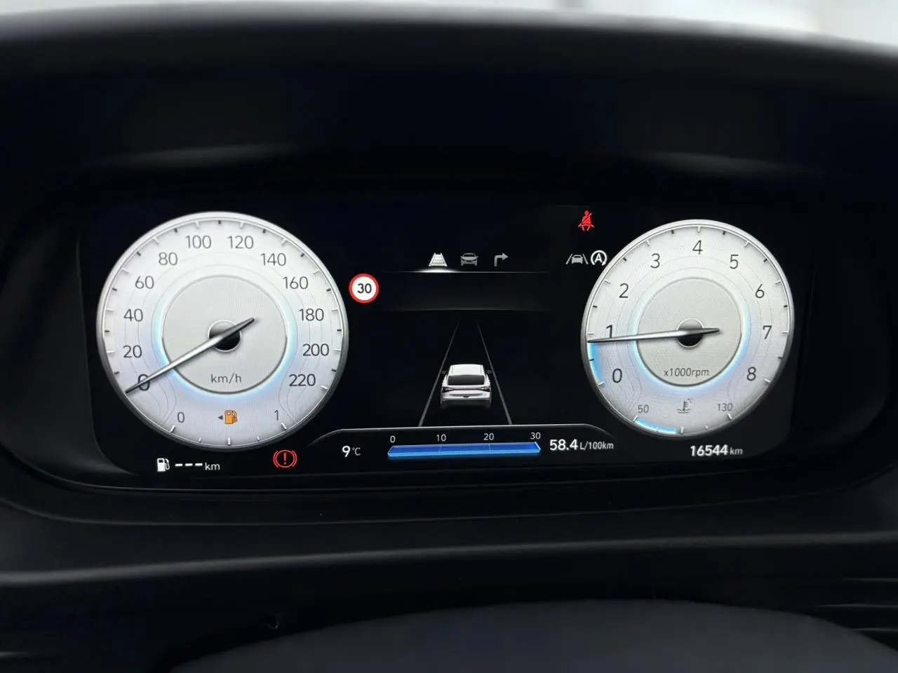 Tableau de bord numérique de la Hyundai i20 2025, affichant vitesse, régime moteur et assistance à la conduite.