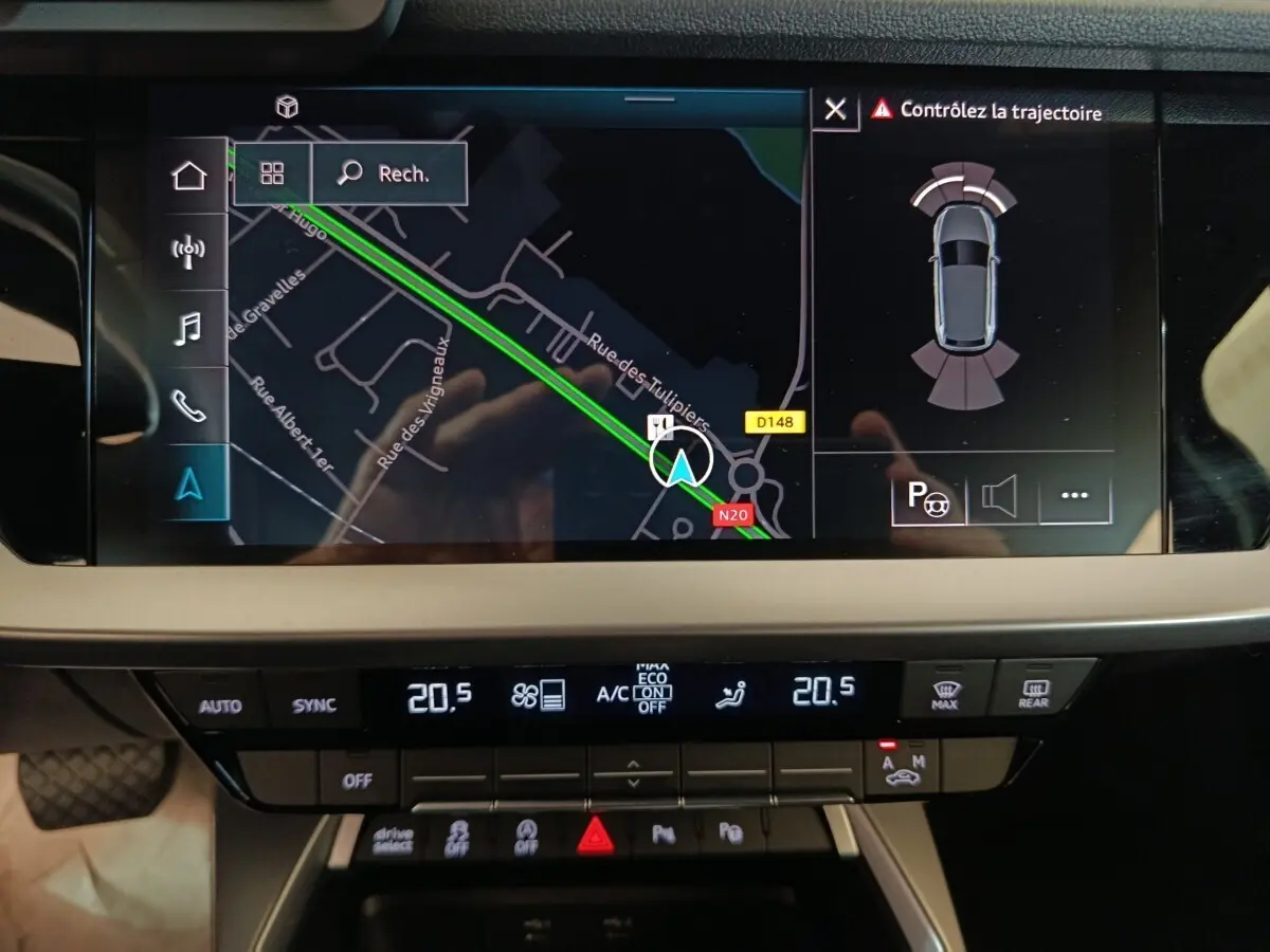 Écran tactile central de navigation et aide au stationnement de l'Audi A3 35 TDI Business Line noir, vue intérieure rapprochée.