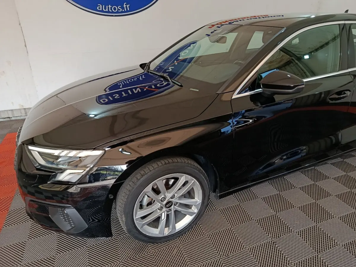 Audi A3 35 TDI noir vue 3/4 avant droit, mettant en valeur les phares LED et les jantes alliage argentées.