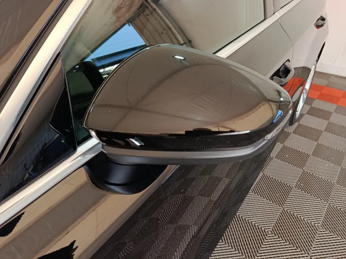 Rétroviseur droit noir brillant d’une Audi A3 35 TDI 150 S tronic Business Line, reflet de l’environnement intérieur.