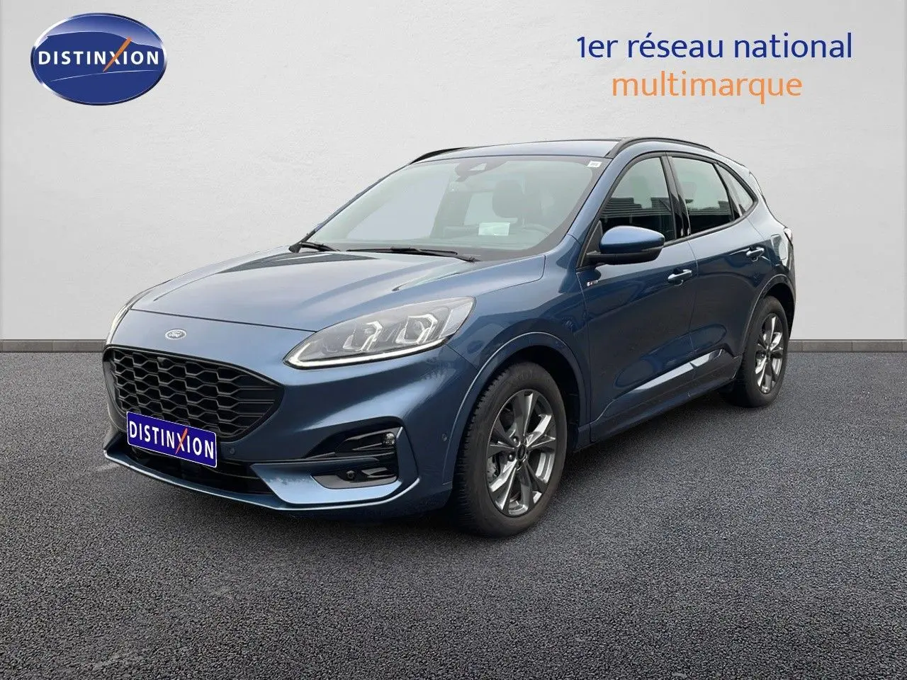Ford Kuga 2024 bleu Vapor Metal en 3/4 avant droit, avec calandre noire et jantes alliage grises.