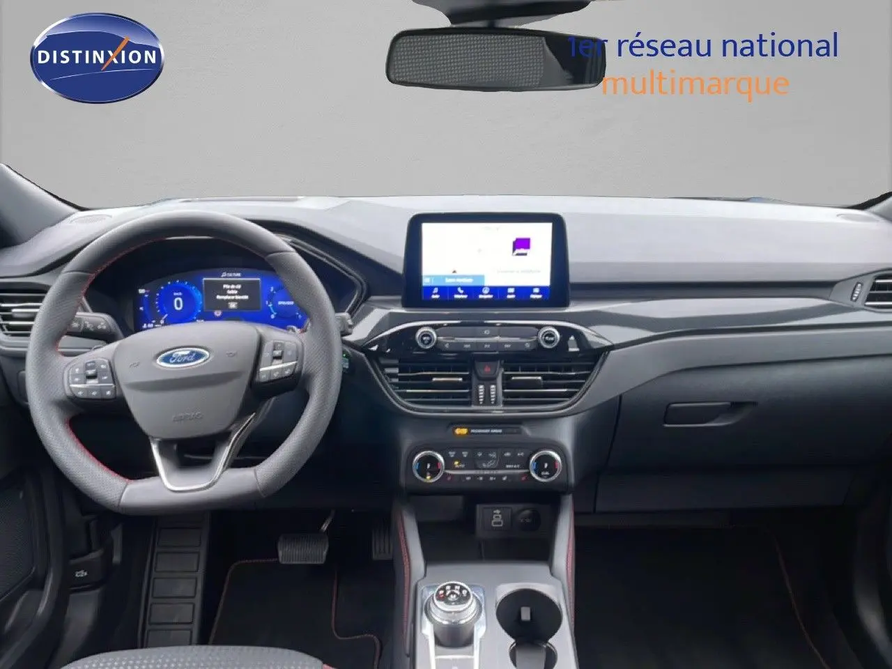 Vue intérieure frontale du tableau de bord du Ford Kuga 2024 bleu Vapor Metal, avec volant multifonction et écran tactile central.