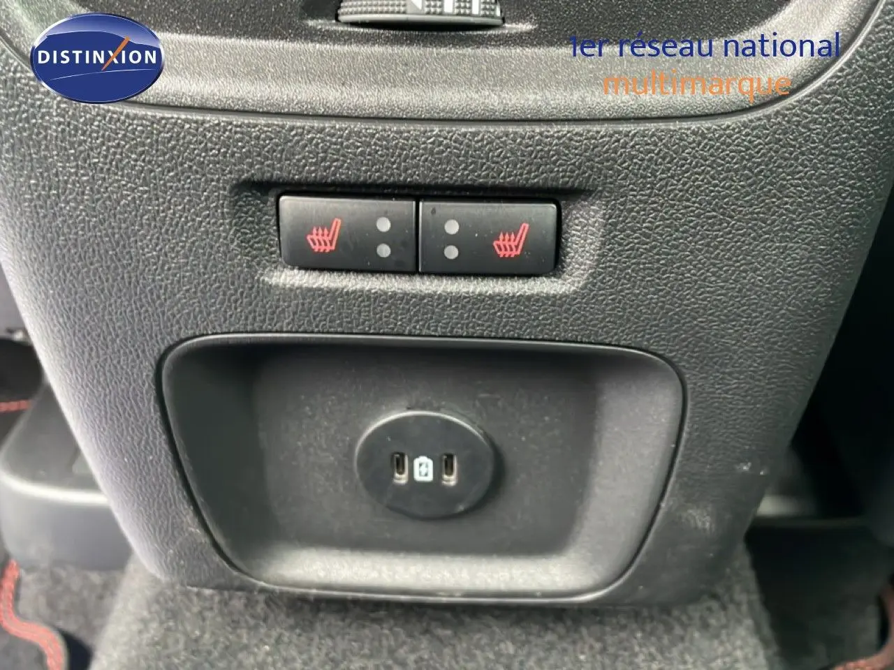 Gros plan sur les commandes de sièges chauffants et prise USB arrière du Ford Kuga 2024 bleu Vapor Metal.