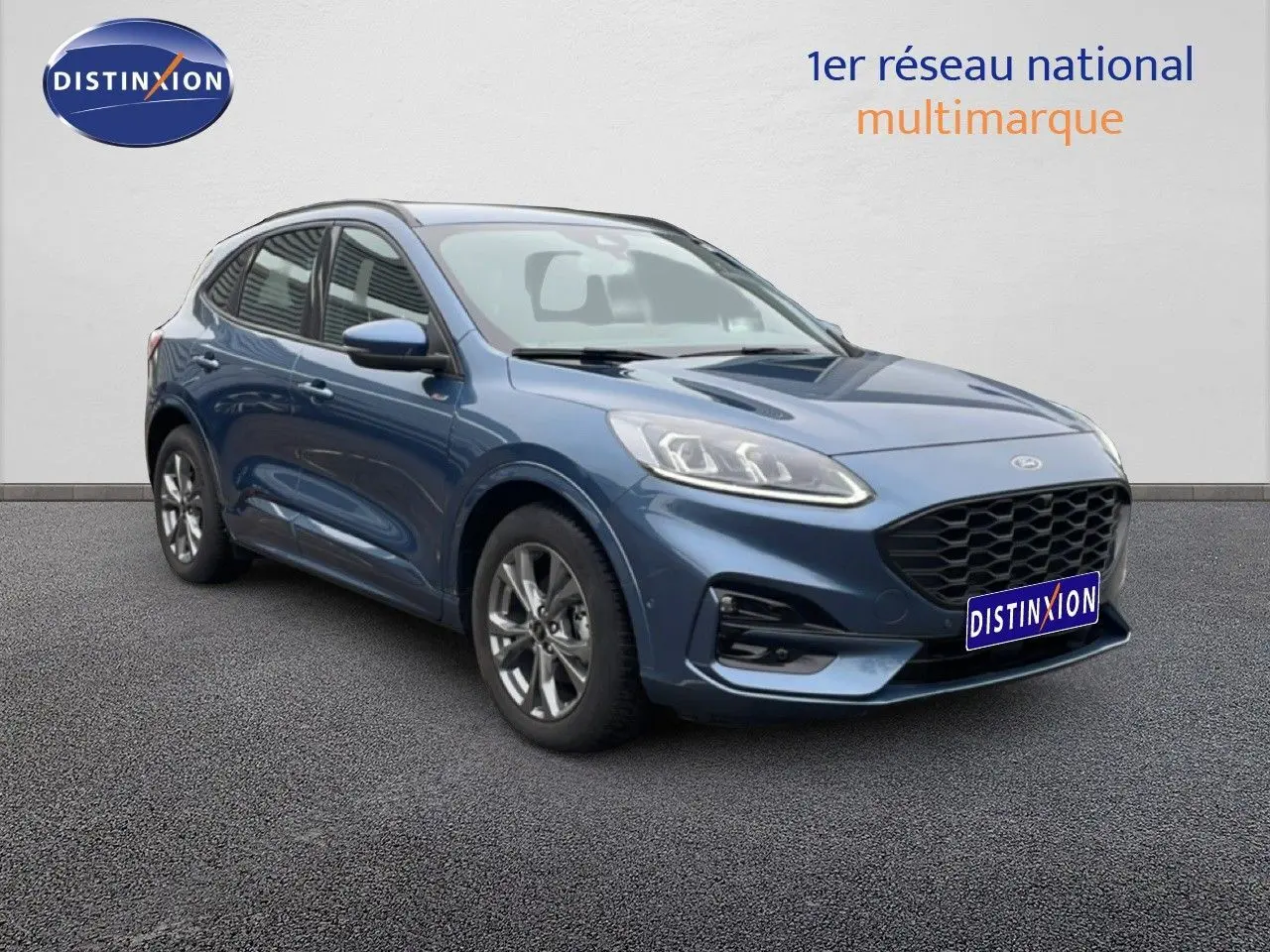 Ford Kuga 2024 bleu Vapor Metal en 3/4 avant droit, finition ST-LINE avec calandre noire et jantes alliage.