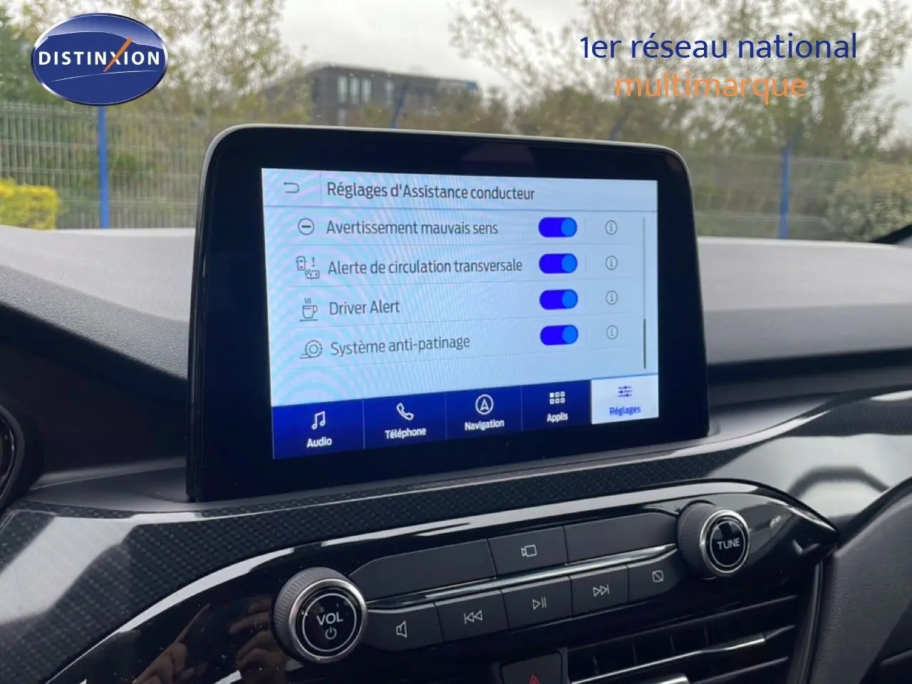 Écran tactile central du tableau de bord du Ford Kuga 2024, affichant les réglages d’assistance conducteur.