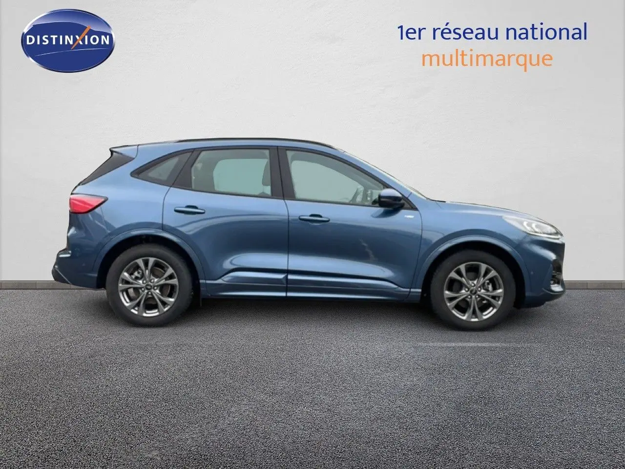 Ford Kuga 2024 bleu Vapor Metal vu de profil côté gauche, avec jantes alliage et lignes ST-Line marquées.