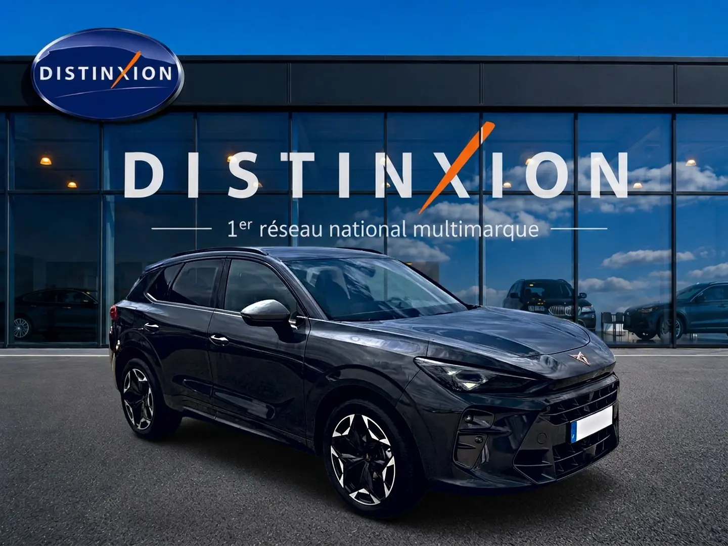 Vue 3/4 avant droite d'une CUPRA TERRAMAR gris Timanfaya avec jantes 19 pouces et vitres surteintées devant un showroom Distinxion.