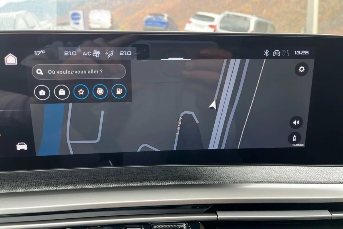 Écran tactile central du Peugeot 3008 Hybrid 145 GT Alcantara affichant la navigation GPS en intérieur.