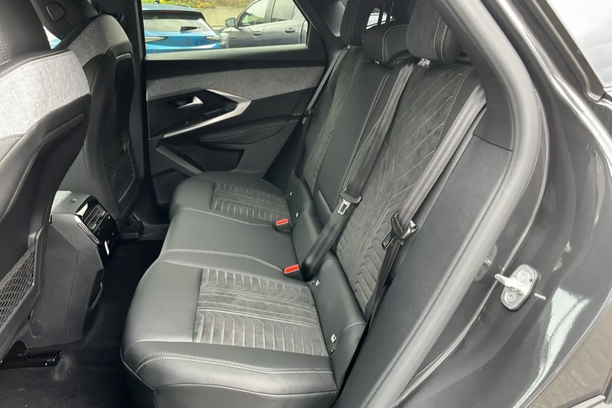 Vue côté droit de la banquette arrière en cuir alcantara noir avec surpiqûres blanches du Peugeot 3008 Hybrid 145 GT 2025.