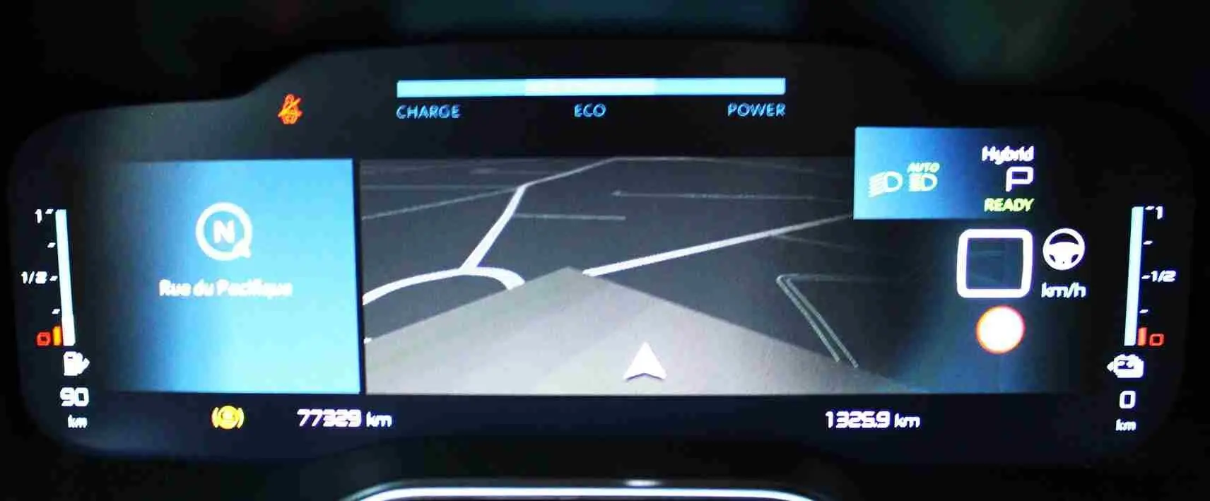 Affichage numérique du tableau de bord du Citroën C5 Aircross hybride rechargeable, montrant la navigation et les indicateurs de charge.