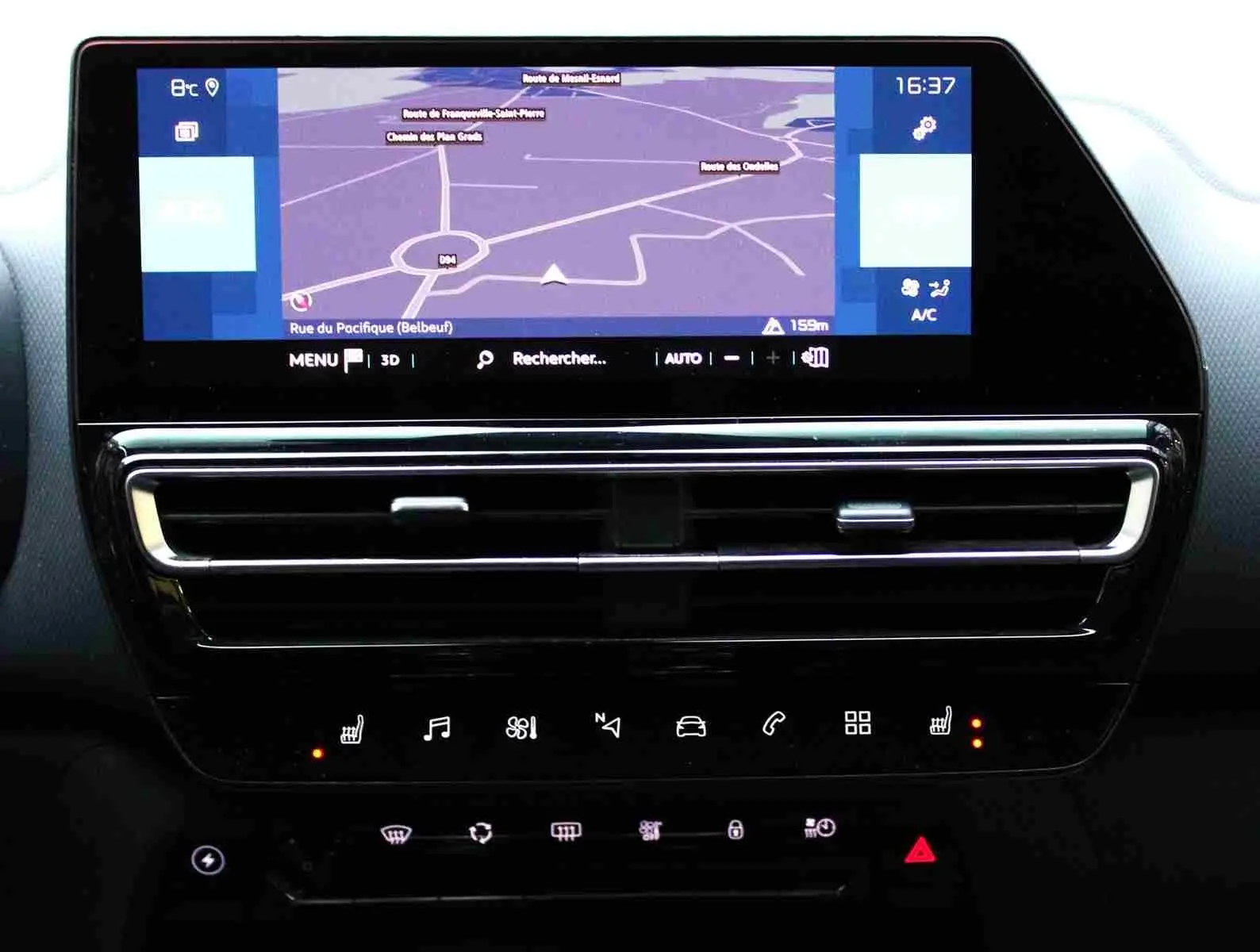 Écran tactile central avec navigation GPS et commandes tactiles sur tableau de bord du Citroën C5 Aircross gris platinium.