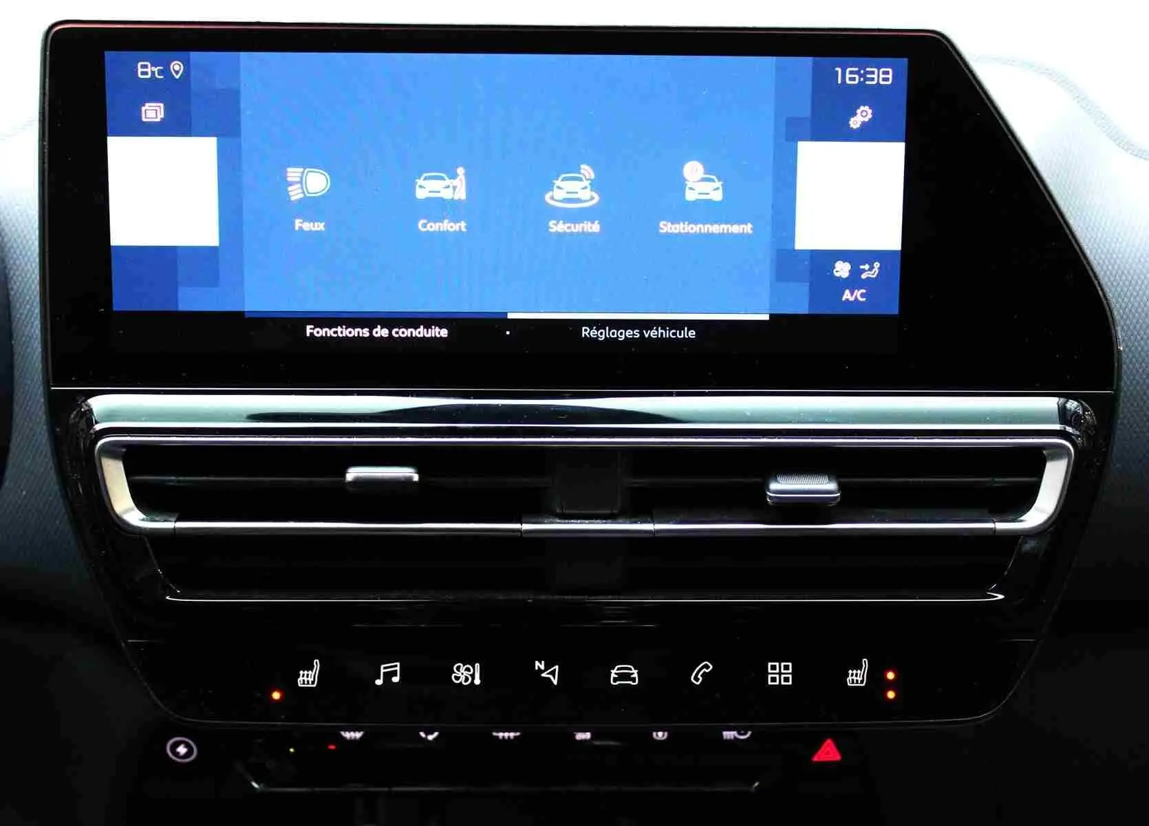 Vue rapprochée de l’écran tactile et des commandes de climatisation du Citroën C5 Aircross gris platinium.