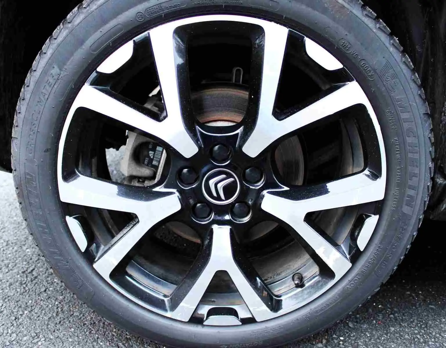 Gros plan sur la jante alliage bicolore noire et argentée du Citroën C5 Aircross gris platinium.