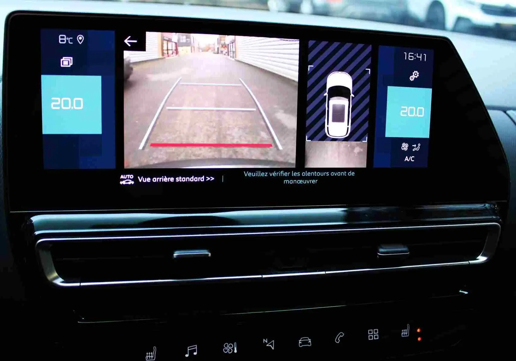 Écran central du tableau de bord du Citroën C5 Aircross gris platinium montrant la caméra de recul et l'affichage de la climatisation.