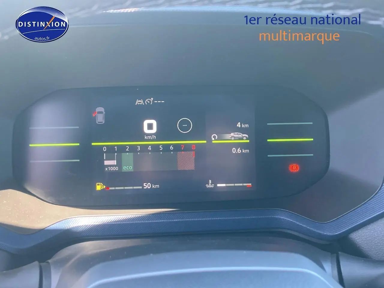 Tableau de bord numérique du Dacia Duster 2025 affichant vitesse, compte-tours et autonomie, vue de face rapprochée.