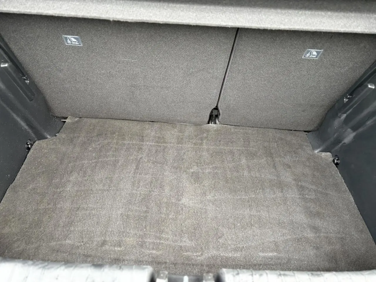 Vue intérieure du coffre spacieux et propre d'une Hyundai i20 2025 gris Aurora Metal, sans chargement visible.