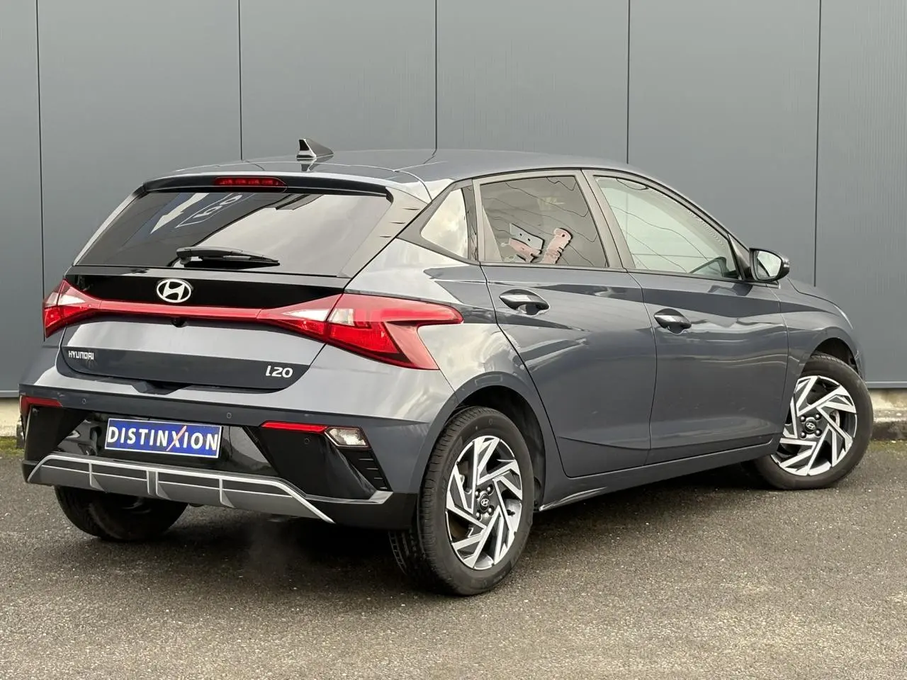 Vue 3/4 arrière droite d'une Hyundai i20 gris Aurora Metal avec jantes alliage 16 pouces et feux arrière LED.