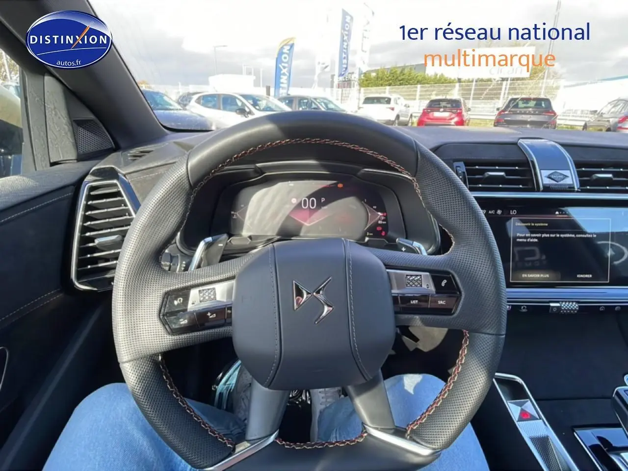 Vue intérieure centrée sur le volant cuir noir avec surpiqûres rouges du DS7 1.5 BlueHDi 130 Performance Line 2026.