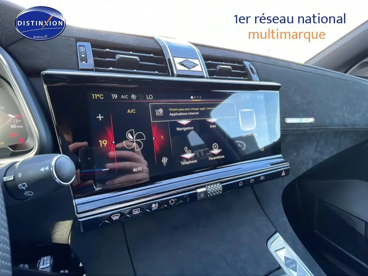 Vue intérieure du tableau de bord du DS7 1.5 BlueHDi 130 Performance Line 2026 avec écran tactile et finition alcantara bleu.