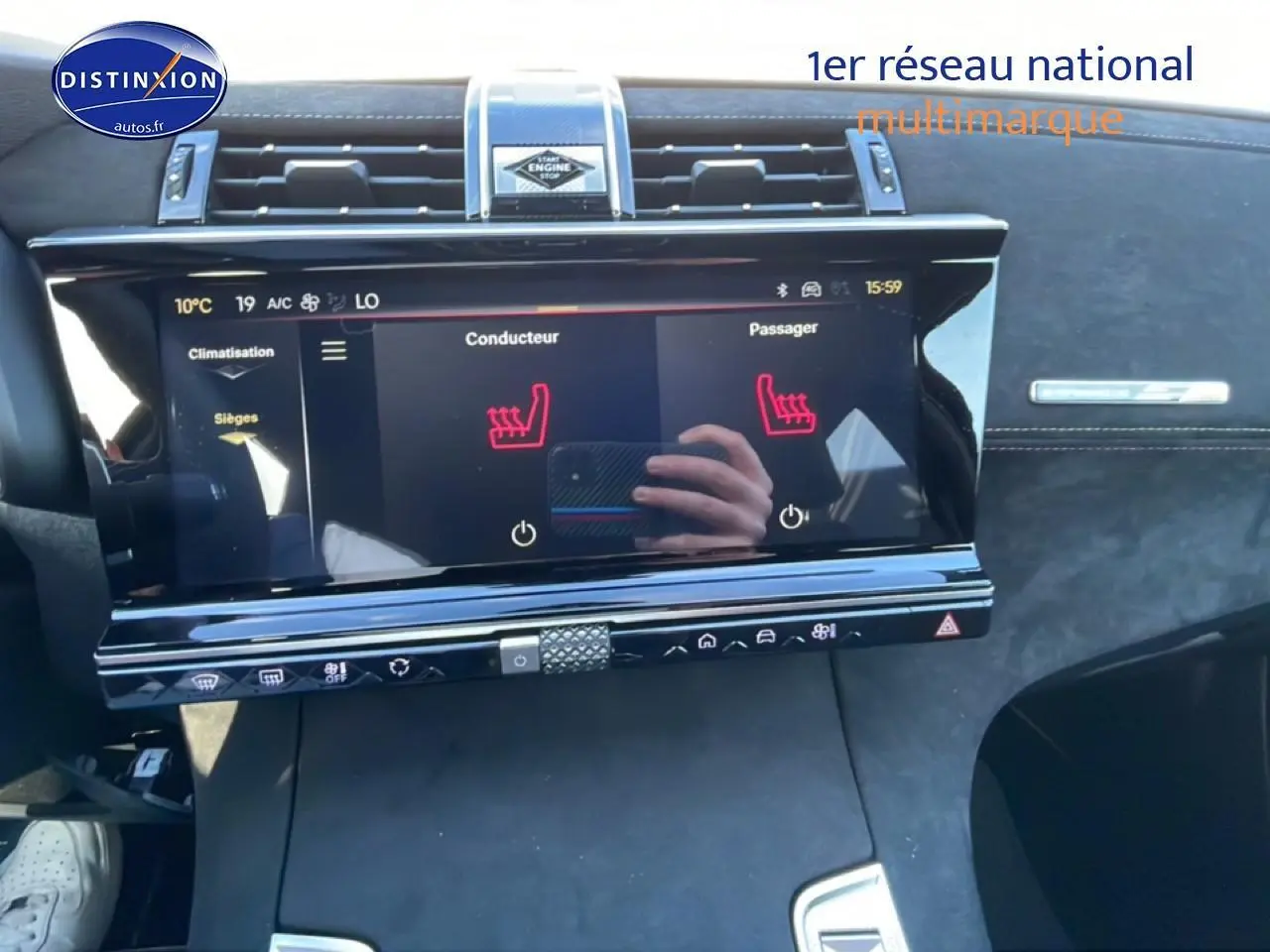 Vue rapprochée de la console centrale noire du DS7 1.5 BlueHDi 130 avec écran tactile et commandes de sièges chauffants.