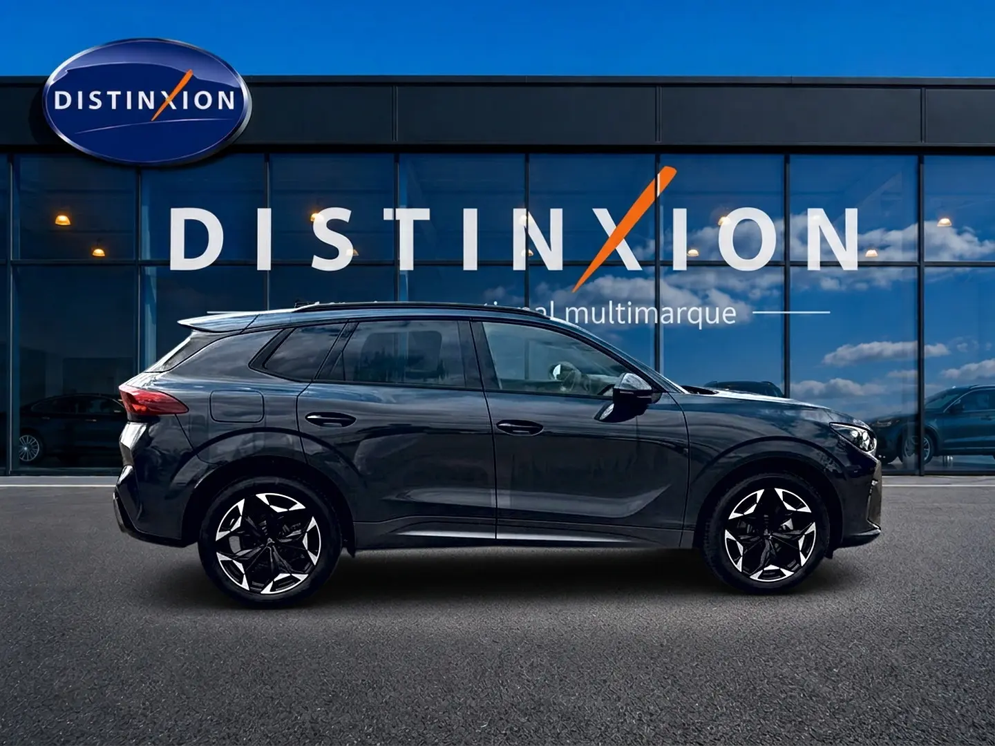 Vue latérale droite du CUPRA TERRAMAR gris Timanfaya 2026 avec jantes noires et détails sportifs visibles.