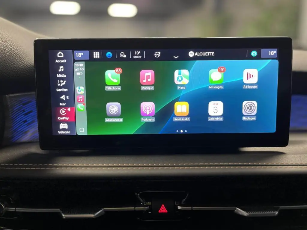 Écran tactile central du tableau de bord de l'Alfa Romeo Tonale 2024 affichant Apple CarPlay et menus connectés.