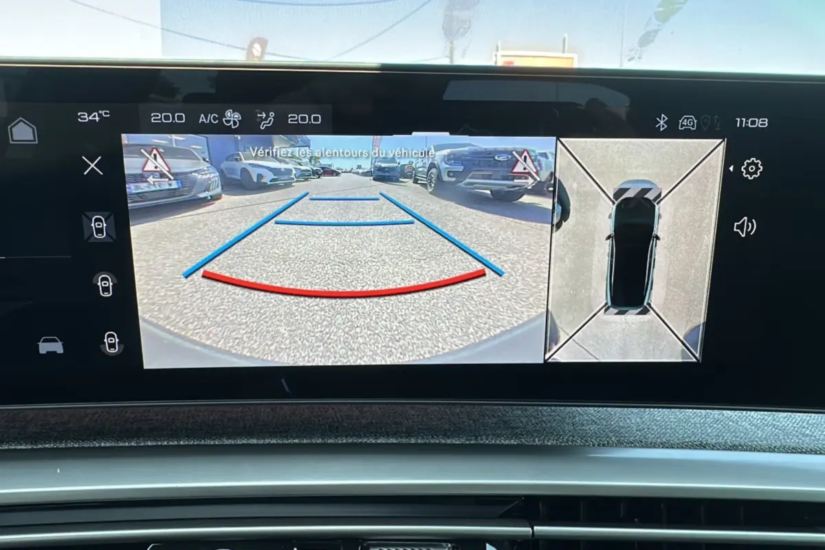 Écran de caméra 360° et recul affichant l'environnement autour du Peugeot 3008 Hybrid gris artense toit noir.