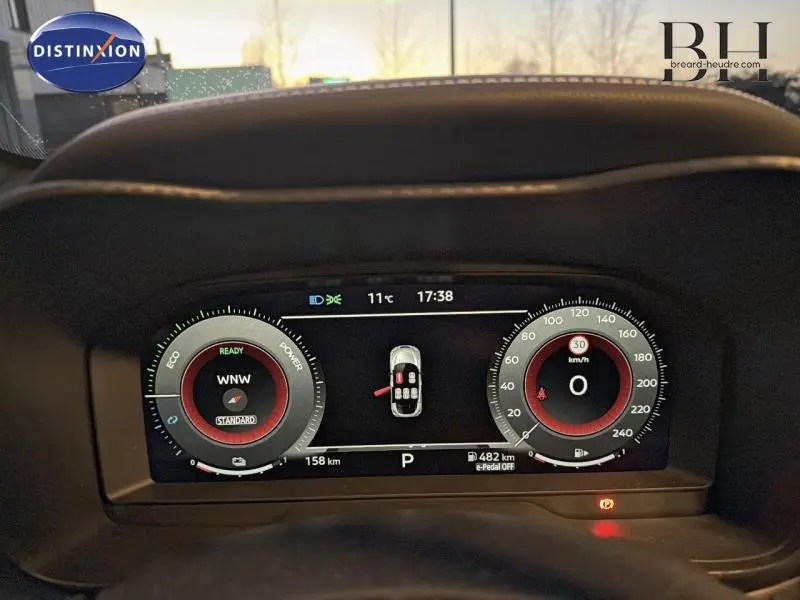 Tableau de bord numérique du Nissan Juke 1.6 Hybrid 2025 avec affichage vitesse, autonomie et mode hybride.