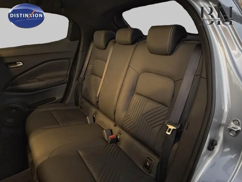 Vue intérieure côté droit des sièges arrière en cuir noir du Nissan Juke 1.6 Hybrid 2025 gris perle métallisé, porte ouverte.