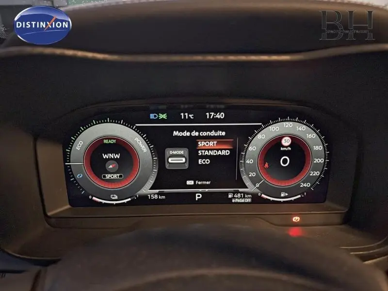 Tableau de bord numérique du Nissan Juke 1.6 Hybrid 2025, affichant le mode de conduite Sport et la vitesse à zéro.