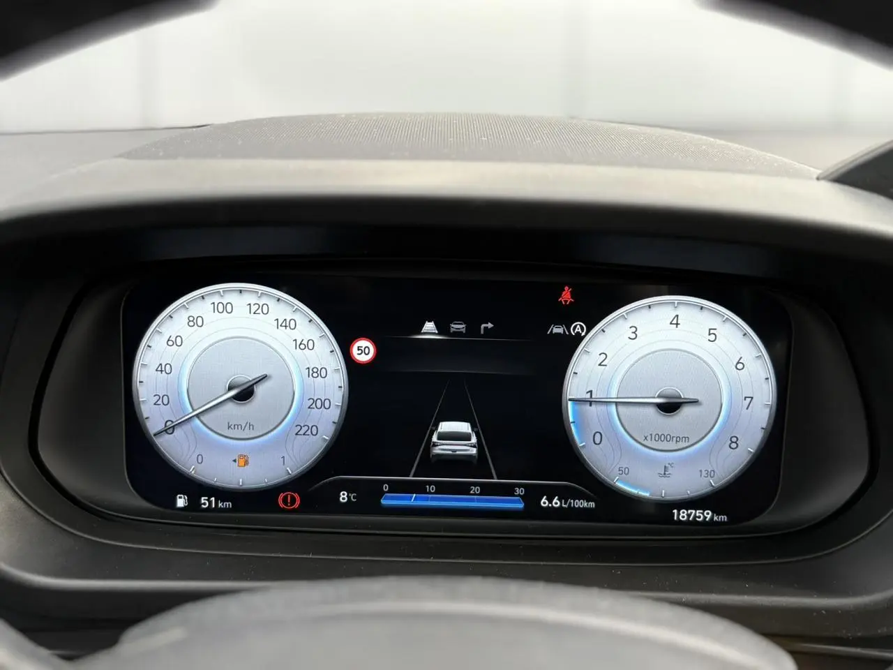 Vue rapprochée du tableau de bord numérique de la Hyundai i20 2025, affichant vitesse, régime et alertes.