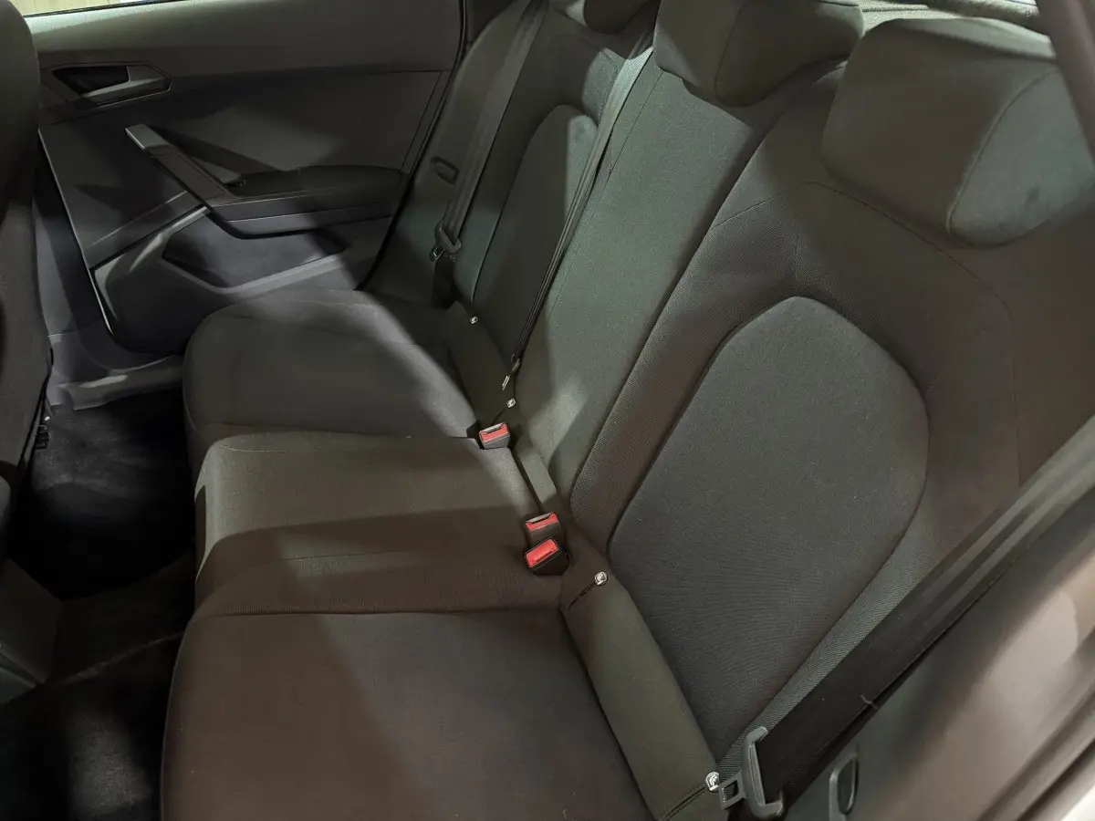 Vue intérieure sur la banquette arrière noire du SEAT Ibiza 2024, montrant les ceintures et les appuie-têtes.