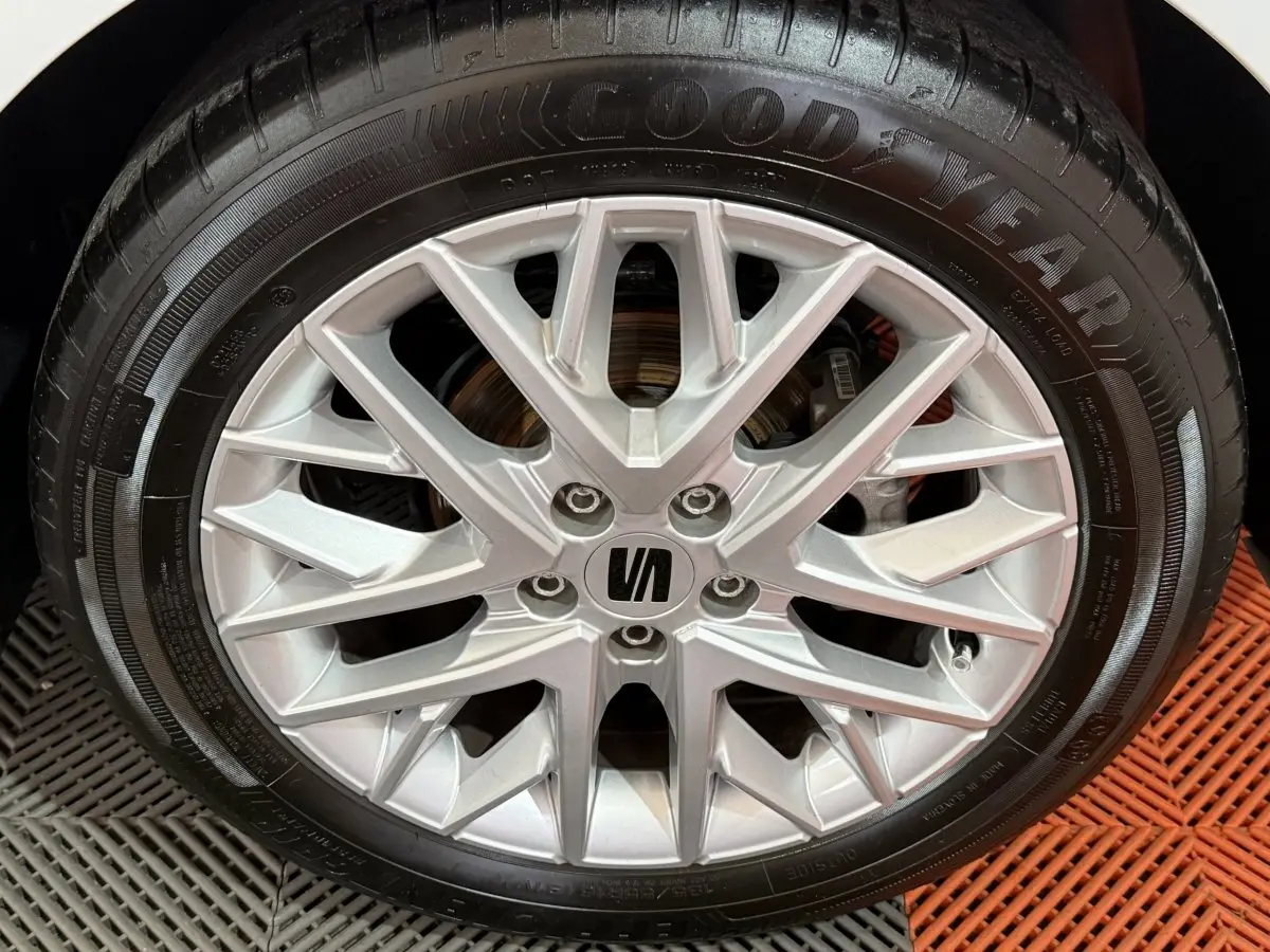 Gros plan sur la jante alliage argentée et pneu Goodyear d'une SEAT Ibiza blanche 2024, version 1.0 TSI 110 FR.