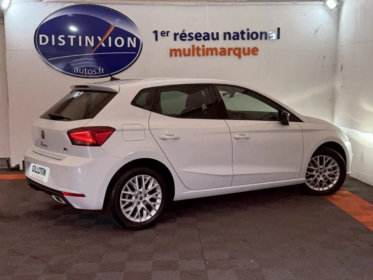 SEAT Ibiza 1.0 TSI 110 FR blanche vue de profil côté gauche, avec jantes alliage et feux arrière LED.