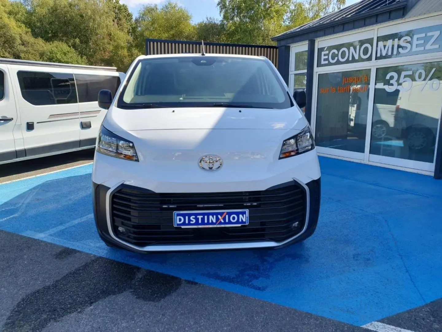 Vue frontale du Toyota Proace Fourgon blanc Glacier 2025 avec large calandre noire et logo Toyota visible.
