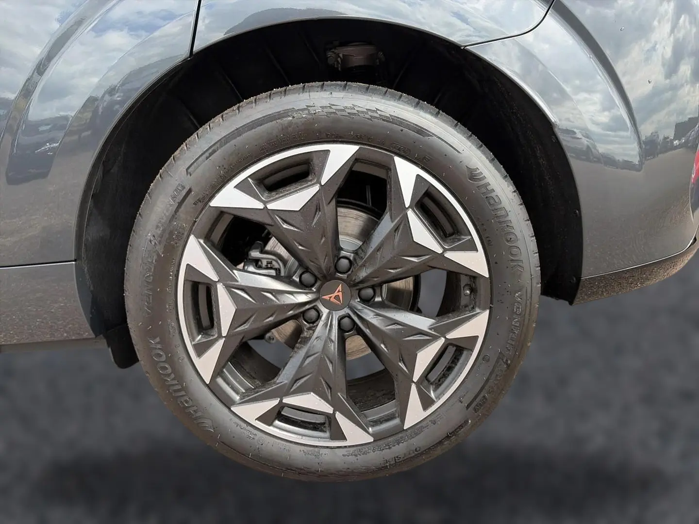 Gros plan sur la jante alu 19 pouces au design géométrique du côté arrière droit du CUPRA TERRAMAR gris Timanfaya.