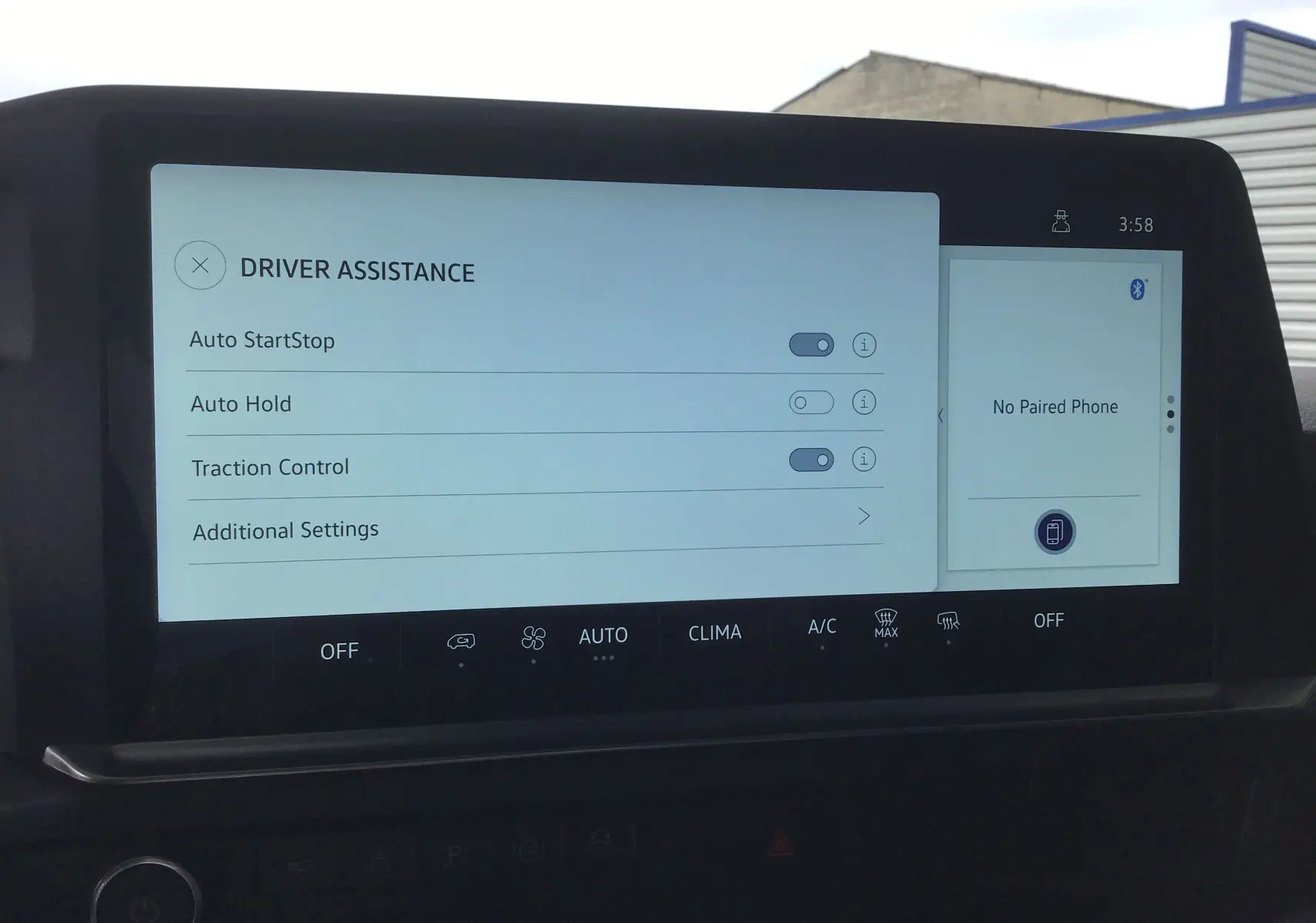 Écran tactile intérieur du Volkswagen Transporter T7 gris anthracite, affichant les réglages d'assistance au conducteur.