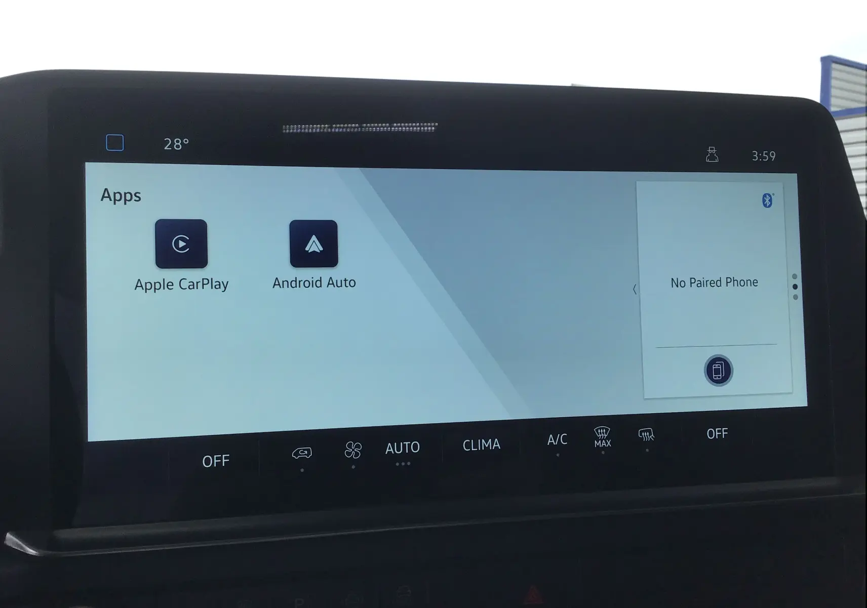 Écran tactile intérieur du Volkswagen Transporter T7 gris anthracite affichant Apple CarPlay et Android Auto.