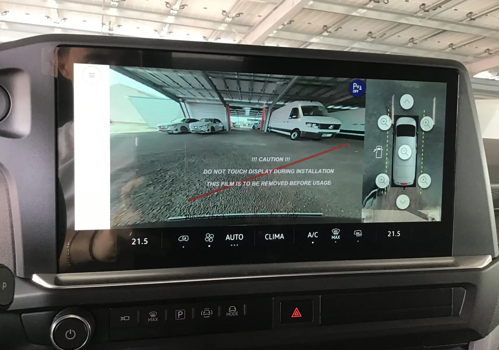 Écran tactile du Volkswagen Transporter T7 gris anthracite montrant la caméra de recul et la vue 360° intérieure.