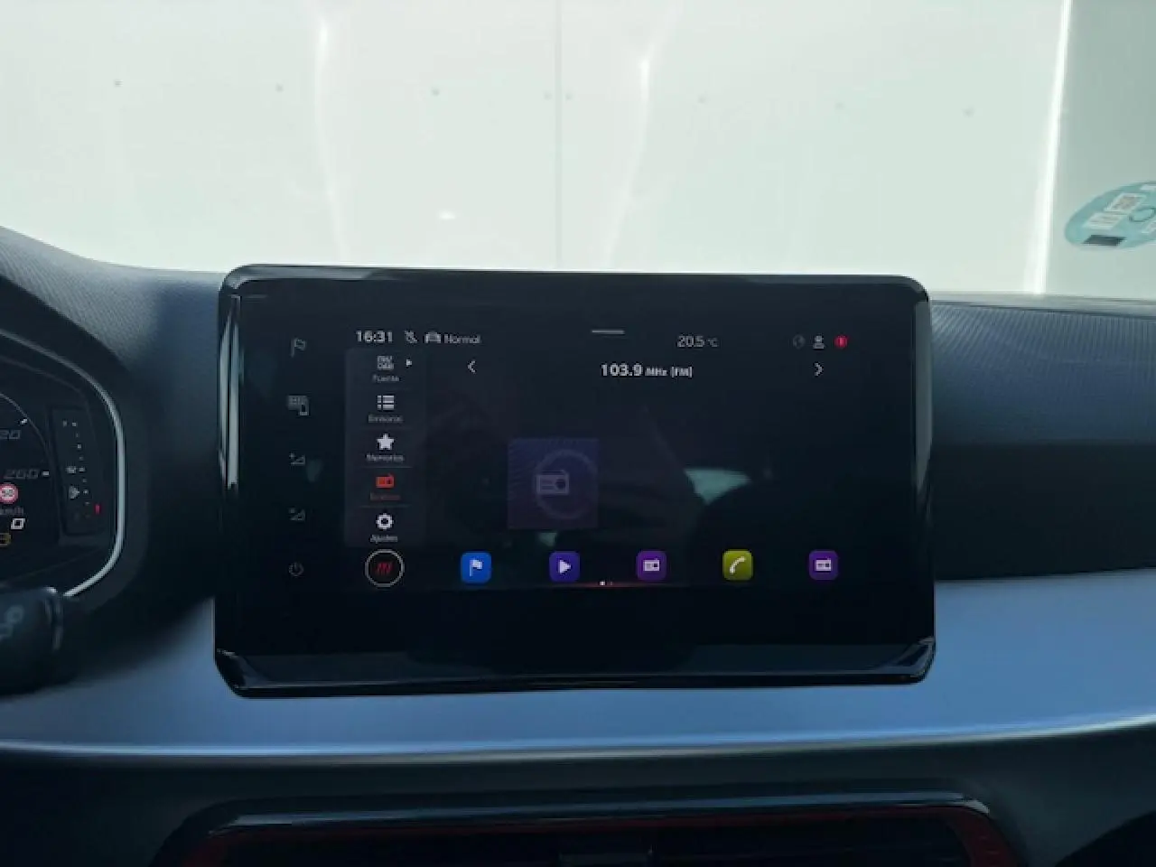 Écran tactile central du tableau de bord du SEAT Arona 2024 avec interface multimédia et commandes visibles.