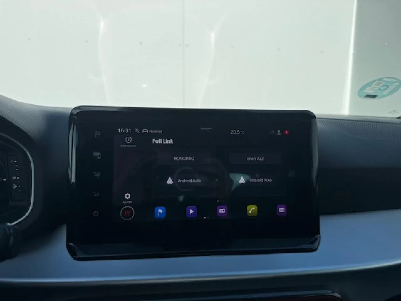 Écran tactile central du tableau de bord du SEAT Arona 2024 affichant l'interface Full Link avec Android Auto.