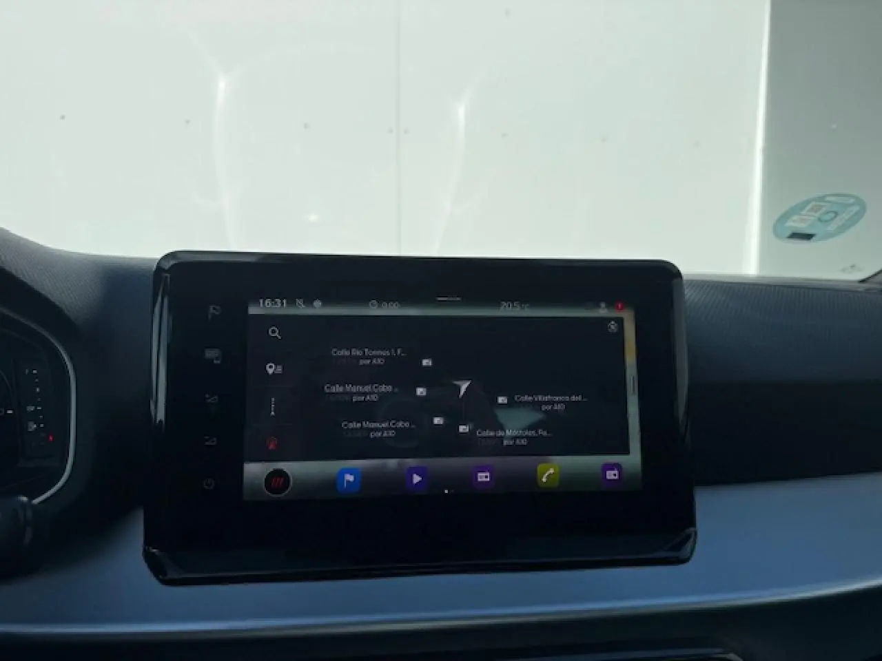 Écran central tactile du tableau de bord du SEAT Arona 2024 affichant le système de navigation GPS.