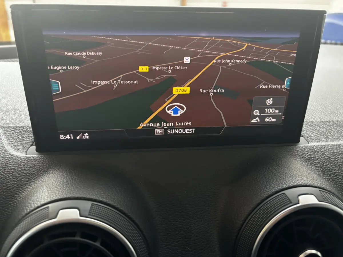 Écran tactile central de navigation de l'Audi Q2 35 TFSI 150 S Line 2023, vue intérieure rapprochée.