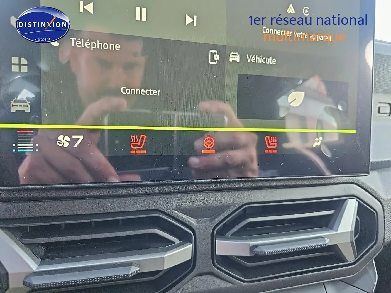 Détail de l’écran tactile et des aérateurs hexagonaux du tableau de bord du Dacia Duster 2025.