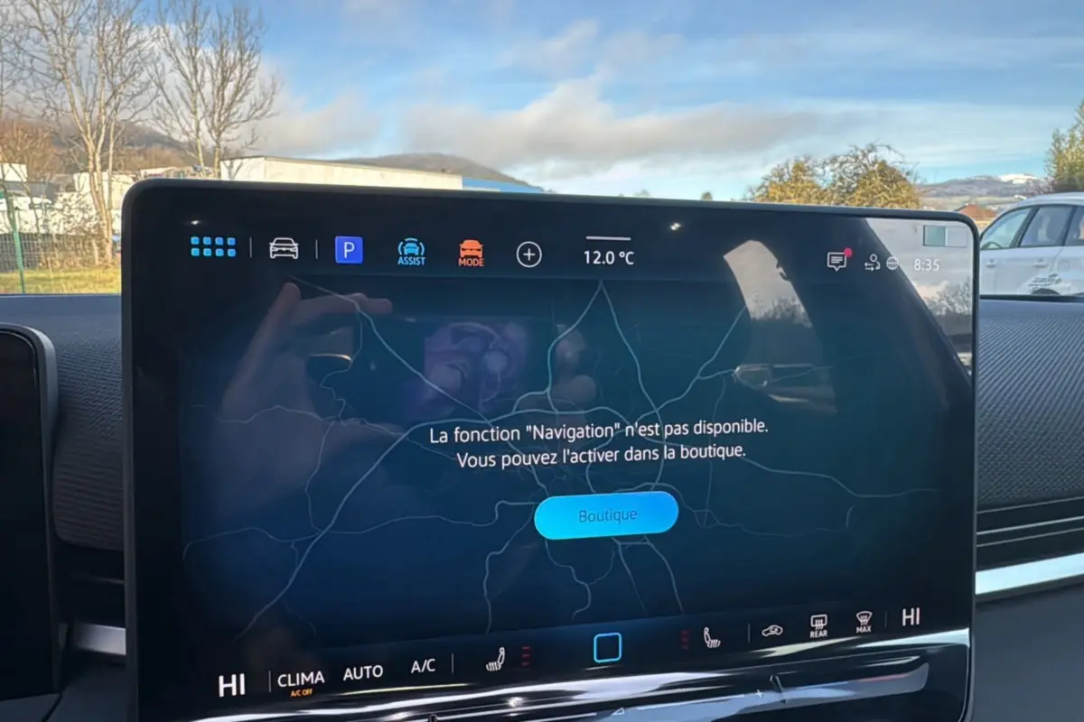 Écran tactile central du Volkswagen T-Roc 2026 affichant un message d'activation de navigation, intérieur moderne.