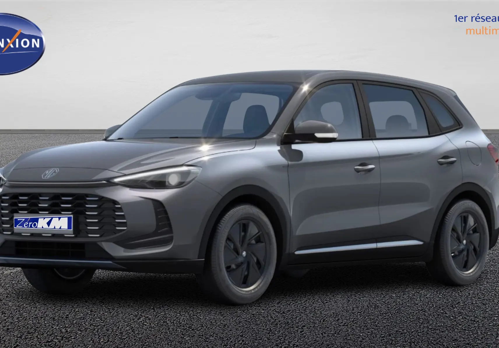 MG ZS 1.5 L Hybrid+ 2025 en Hampstead Grey, vue 3/4 avant avec calandre noire et jantes foncées.